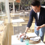 El sector turístic gironí fregarà la plena ocupació per Setmana Santa Un treballador de l'hotel Sant Roc de Calella de Palafrugell prepara la terrassa pels visitants d'aquesta Setmana Santa - Imatge de l'ACN/Aleix Freixas