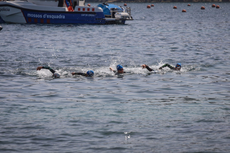 Els participants de l'Oncoswim durant la jornada | ADRIÀ COLOMER