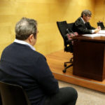 Pena mínima d’1 any i mig de presó per al professor de la Bisbal d’Empordà acusat d’abusar de tres adolescents D'esquenes, el professor de la Bisbal d'Empordà acusat de fer tocaments a tres alumnes de 12 anys - Autor: Marina López / Xavier Pi (ACN)