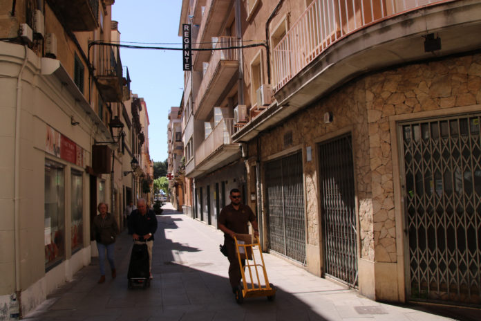 Persones passejant per Sant Feliu de Guíxols davant d'un edifici de l'herència dels germans Anlló que es vol destinar a habitatge cooperatiu Data de publicació: dijous 18 de maig del 2023, 07:00 Localització: Palamós / Calonge / Sant Feliu de Guíxols / Torroella de Montgrí Autor: Ariadna Reche / Gerard Vilà