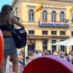 privat:-es-reivindica-el-dia-de-l’orgull-lgtbi+-amb-un-acte-a-placa-nova-i-la-illuminacio-de-l’ajuntament-amb-els-colors-de-la-bandera-lgtbi+