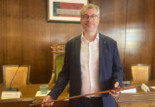 Òscar Aparicio: “La ciutat ha d’estar endreçada i agradable per a tothom” El nou alcalde de la Bisbal, Òscar Aparicio, amb la vara d'alcalde Data de publicació: dissabte 17 de juny del 2023, 13:55 Localització: La Bisbal d'Empordà Autor: Cedida a l'ACN