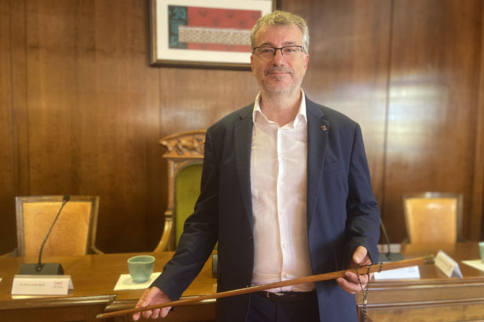 El nou alcalde de la Bisbal, Òscar Aparicio, amb la vara d'alcalde Data de publicació: dissabte 17 de juny del 2023, 13:55 Localització: La Bisbal d'Empordà Autor: Cedida a l'ACN El nou alcalde de la Bisbal, Òscar Aparicio, amb la vara d'alcalde Data de publicació: dissabte 17 de juny del 2023, 13:55 Localització: La Bisbal d'Empordà Autor: Cedida a l'ACN