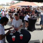 La Fira de la Gamba de Palamós ven més de 20.000 tiquets i serveix més de 200 quilos de gamba Diferents assistents a la Fira de la Gamba de Palamós aquest dissabte 10 de juny del 2023 - Foto cedida per l'Ajuntament