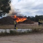 Els Bombers treballen per apagar un incendi de restes vegetals a Palafrugell Incendi Palafrugell