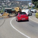 Un camió bolca la maquinària que transportava a Calonge cotxe bolca maquinària