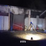 Els Bombers apaguen un incendi en una nau a Torroella de Montgrí Bombers incendi torroella