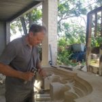 Divulgar l’ofici de picapedrer i escultor des de Corçà picapedrer i escultor, Gaëtan Chapel