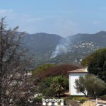 Els Bombers treballen per apagar un incendi de vegetació forestal a Sant Feliu de Guíxols