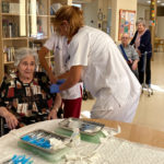 Comença la campanya de doble vacunació contra la grip i la covid-19 als centres de gent gran de les comarques gironines campanya doble vacunació