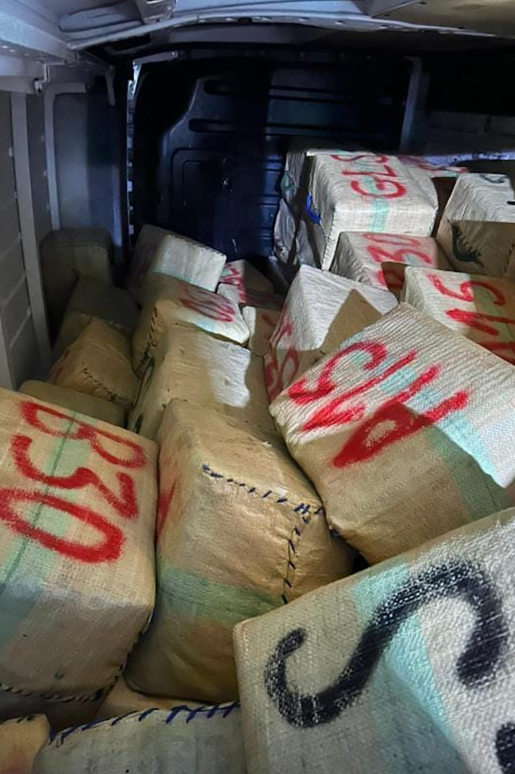 Els paquets de droga que duia la furgoneta que s'ha trobat bolcada a Begur