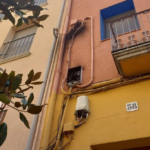 Esclata un cable de llum al carrer Major de Sant Feliu cable de la llum carrer Major, Sant Feliu de Guíxols