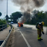 Crema totalment un cotxe a Calonge després d’un xoc amb una furgoneta incendi cotxe Calonge crema