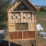 Palafrugell instal·la dos hotels d’insectes per millorar la biodiversitat de l’entorn hotel d'insectes