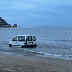 Apareix una furgoneta dins l’aigua, en una platja de l’Estartit