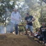 privat:-la-familia-ribas-font,-del-mas-frigola-de-sant-climent-de-peralta,-encen-la-carbonera-2023