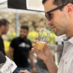Martí Saguer a la fira de la cervesa artesana de pals 2023, amb el micròfon de ràdio capital