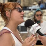 Martí Saguer a la fira de la cervesa artesana de pals 2023, amb el micròfon de ràdio capital