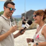 Martí Saguer a la fira de la cervesa artesana de pals 2023, amb el micròfon de ràdio capital