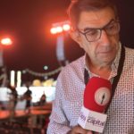 Francesc sánchez i carcassés amb el micròfon de Ràdio Capital i Ràdio Palafrugell a la cantada d’havaneres de calella