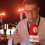 Francesc sánchez i carcassés amb el micròfon de Ràdio Capital i Ràdio Palafrugell a la cantada d’havaneres de calella