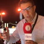 Francesc sánchez i carcassés amb el micròfon de Ràdio Capital i Ràdio Palafrugell a la cantada d’havaneres de calella