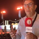 Francesc sánchez i carcassés amb el micròfon de Ràdio Capital i Ràdio Palafrugell a la cantada d’havaneres de calella