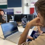Grup de gent a l’estudi de ràdio capital després de fer un curs edició d’audio