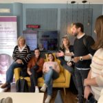 Grup de gent a l’estudi de ràdio capital després de fer un curs de fotografia periodística