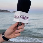Micro Ràdio Capital a la platja amb les medes al fons