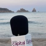 Micro Ràdio Capital a la platja amb les medes al fons 2
