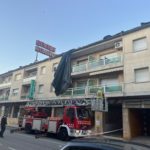 Els Bombers fan una seixantena de serveis relacionats amb el temporal de vent Efectes de la tramuntana en l’edifici que té pendent de reparar la teulada per la pedregada de la Bisbal