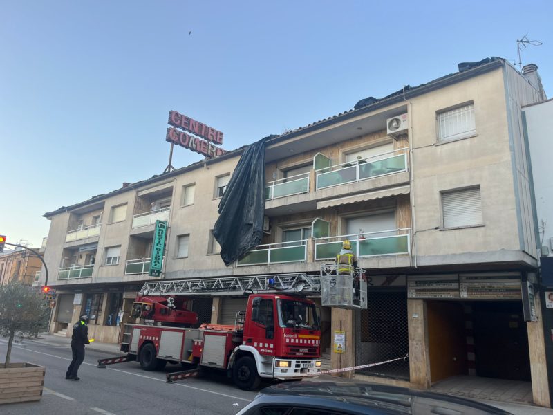 Efectes de la tramuntana en l’edifici que té pendent de reparar la teulada per la pedregada de la Bisbal