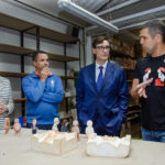 Salvador Illa visita el taller de Caganer.com i elabora la seva pròpia figura Salvador Illa fent el seu caganer