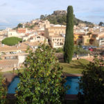 L’ACA sanciona Begur amb més de 54.000 euros per haver excedit el consum d’aigua durant l’excepcionalitat per sequera Vista general de Begur amb piscina_ Autor:Xavier Pi (ACN)