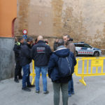 Troben mort un nadó dins d’una paperera a la Bisbal d’Empordà Els Mossos i altres autoritats al lloc dels fets Data de publicació: dimarts 02 de gener del 2024, 09:43 Localització: La Bisbal d'Empordà Autor: Gerard Vilà