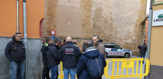 Els Mossos i altres autoritats al lloc dels fets Data de publicació: dimarts 02 de gener del 2024, 09:43 Localització: La Bisbal d'Empordà Autor: Gerard Vilà