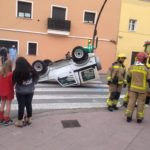 Un accident fa volcar un cotxe en ple centre de Palamós