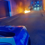 Un foc afecta la façana d’una casa a Sant Feliu