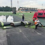 Substitueixen la gespa artificial del camp de futbol Pere Servià Cantó de Pals Gespa camp futbol de pals