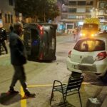 Un cotxe bolca a Palamós després de xocar amb un vehicle aparcat