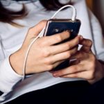Protecció Civil farà una prova del sistema d’alertes als mòbils a Girona i Catalunya Central el 16 de setembre A young person using a mobile phone / URV