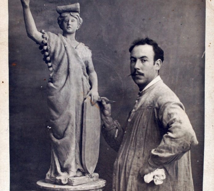 Emili Casas. Autorretrat amb l' escultura La República, s.d. ACBE, fons Emili Casa Masbernat, n. 289