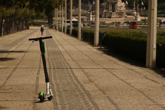 Imatge d'un patinet al carrer