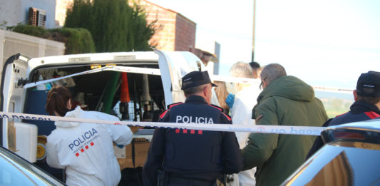 Els Mossos treballant a la zona on hi ha nhagut el crim Data de publicació: dimecres 03 d’abril del 2024, 09:52 Localització: Bellcaire d'Empordà Autor: Redacció