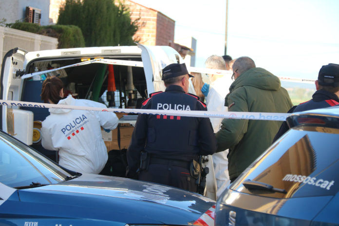 Els Mossos treballant a la zona on hi ha nhagut el crim Data de publicació: dimecres 03 d’abril del 2024, 09:52 Localització: Bellcaire d'Empordà Autor: Redacció Els Mossos treballant a la zona on hi ha nhagut el crim Data de publicació: dimecres 03 d’abril del 2024, 09:52 Localització: Bellcaire d'Empordà Autor: Redacció