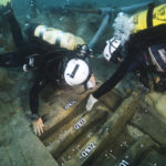 Descobreixen unes inscripcions úniques al vaixell romà enfosat a les Illes formigues Els arqueòlegs estudiant les fustes del vaixell romà del segle I aC enfonsat durant un temporal a les illes Formigues Data de publicació: dimecres 10 d’abril del 2024, 14:12 Localització: Girona Autor: Cedides per Martín González / Arxiu MAC-CASC