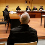 Set anys de presó per a un home de Sant Antoni de Calonge que va calar foc a casa amb els seus pares dins L'acusat de calar foc a casa amb els pares dins a Sant Antoni de Calonge, assegut al banc dels acusats de l'Audiència de Girona Data de publicació: dijous 18 d’abril del 2024, 14:52 Localització: Girona Autor: Marina López