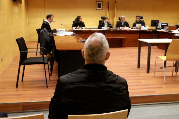 L'acusat de calar foc a casa amb els pares dins a Sant Antoni de Calonge, assegut al banc dels acusats de l'Audiència de Girona Data de publicació: dijous 18 d’abril del 2024, 14:52 Localització: Girona Autor: Marina López L'acusat de calar foc a casa amb els pares dins a Sant Antoni de Calonge, assegut al banc dels acusats de l'Audiència de Girona Data de publicació: dijous 18 d’abril del 2024, 14:52 Localització: Girona Autor: Marina López