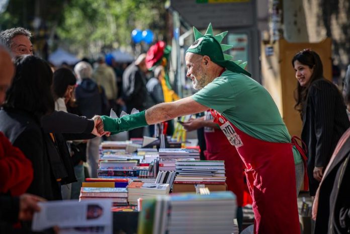 A bookseller with a dragon hat on Sant Jordi / Jordi Borràs A bookseller with a dragon hat on Sant Jordi / Jordi Borràs